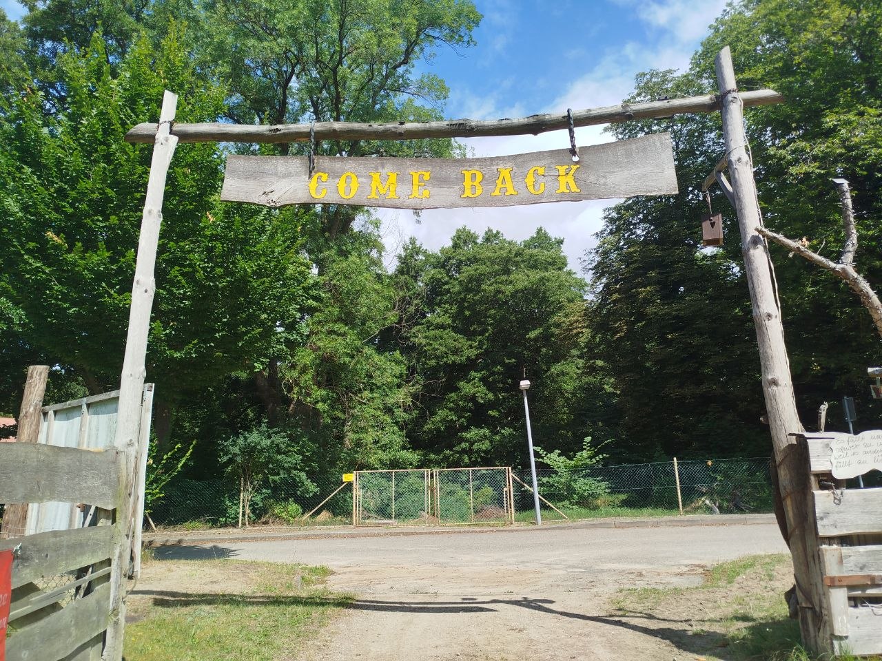 Hofeinfahrt mit "Come Back"-Torbogen